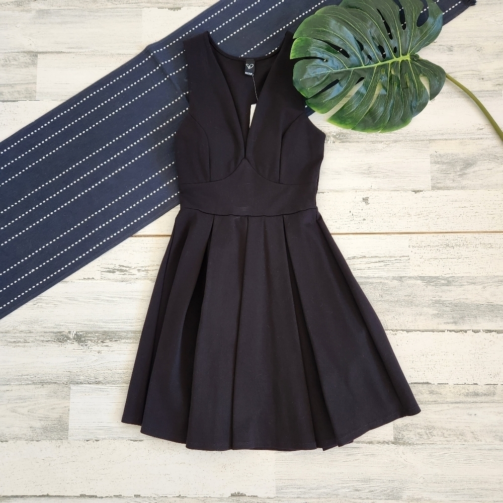 Windsor Fit and Flare V Neck Dress Black NWT Size Small